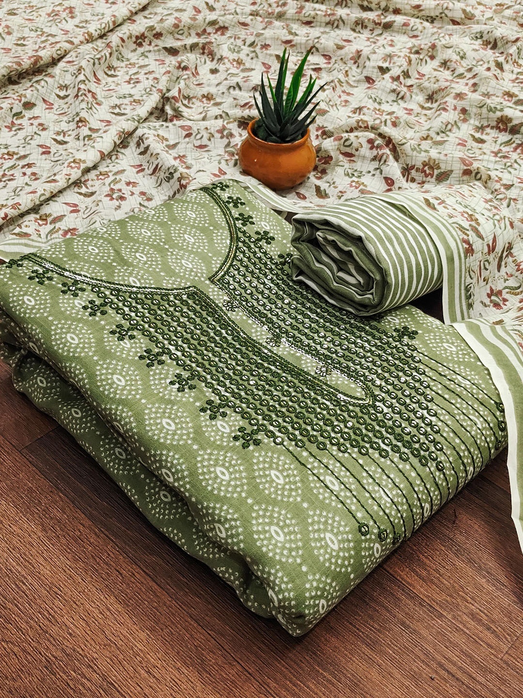 

SHADOW & SAINING Printed Pure Cotton Unstitched Dress Material, Green