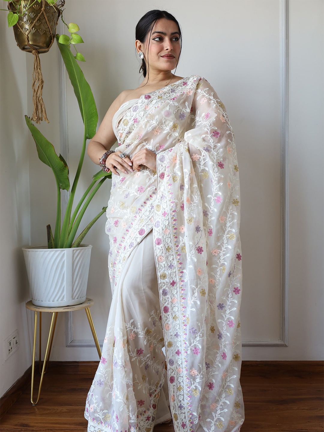 

LeeliPeeri Designer Floral Embroidered Net Saree, White