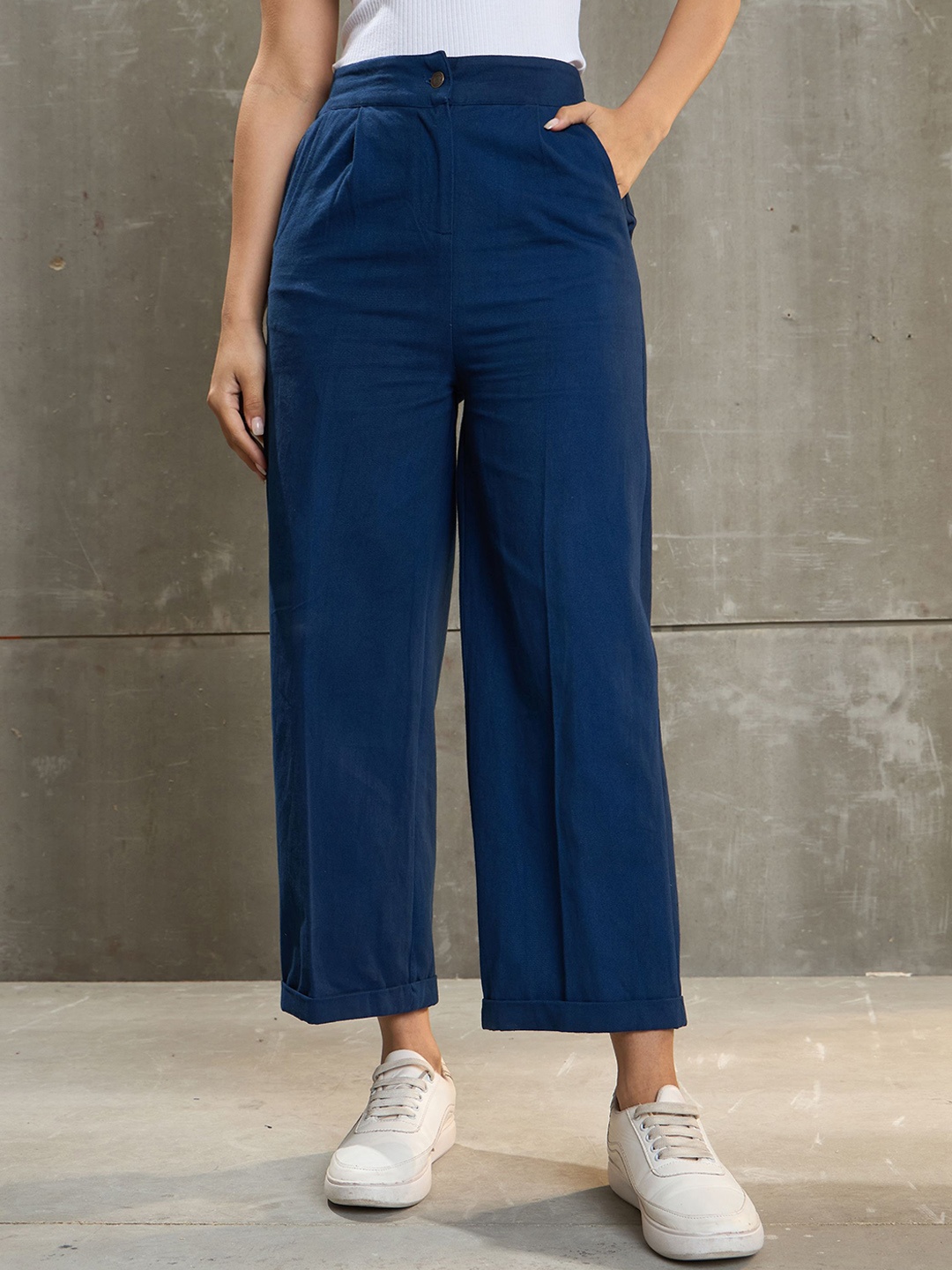 

SASSAFRAS Women Comfort Pleated Trousers, Navy blue
