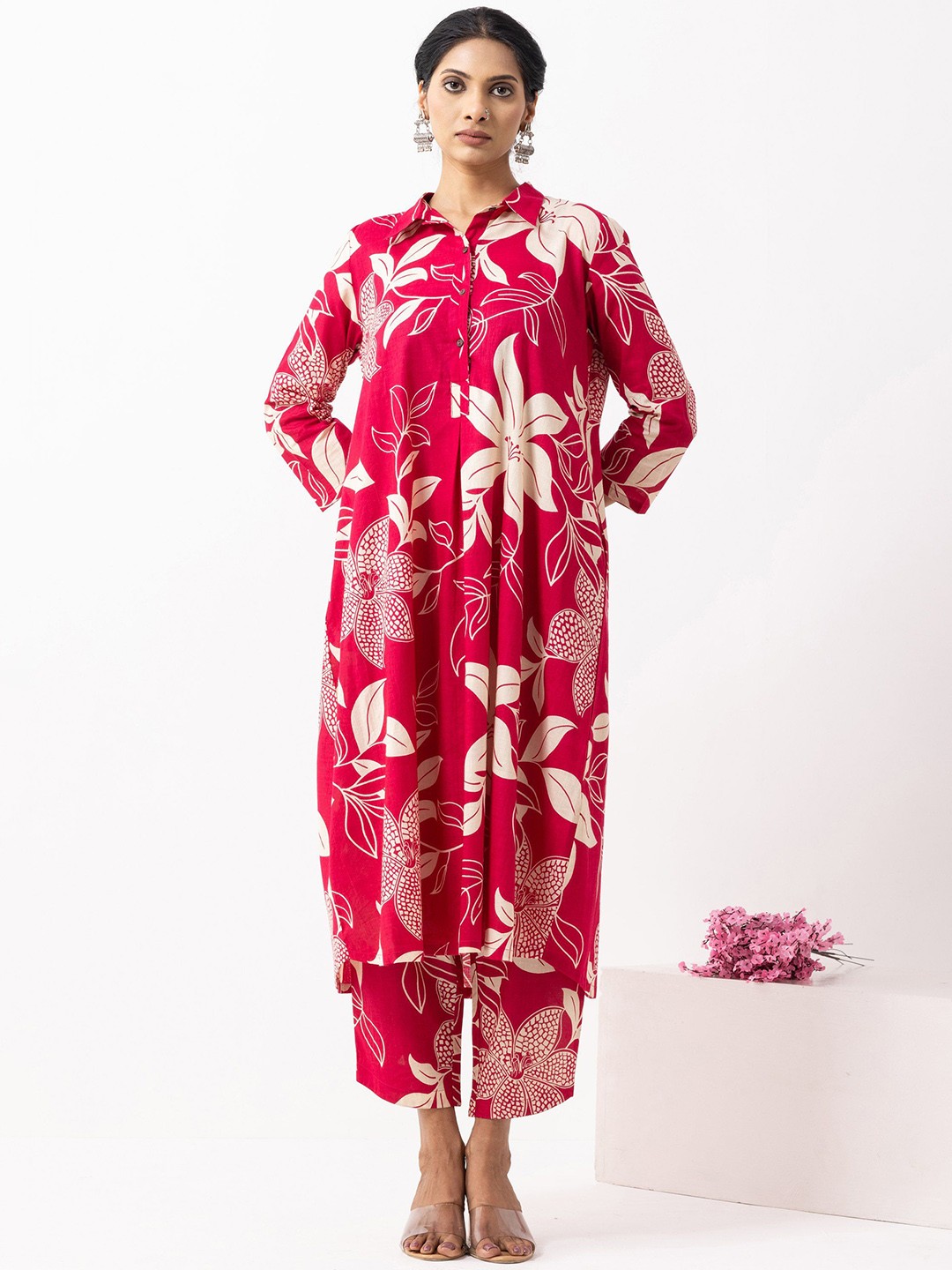 

THE INDIAN CAUSE Women Floral Printed Regular Pure Cotton Kurta with Trousers, Red