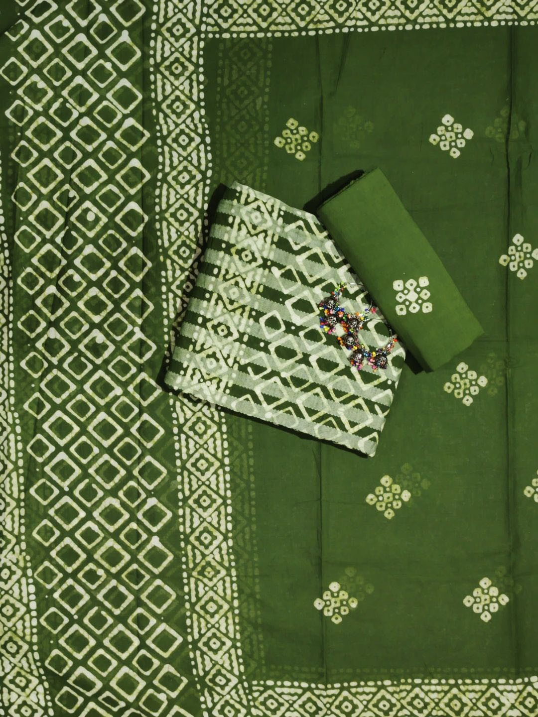 

Farooq Dyeing Printed Pure Cotton Unstitched Dress Material, Green