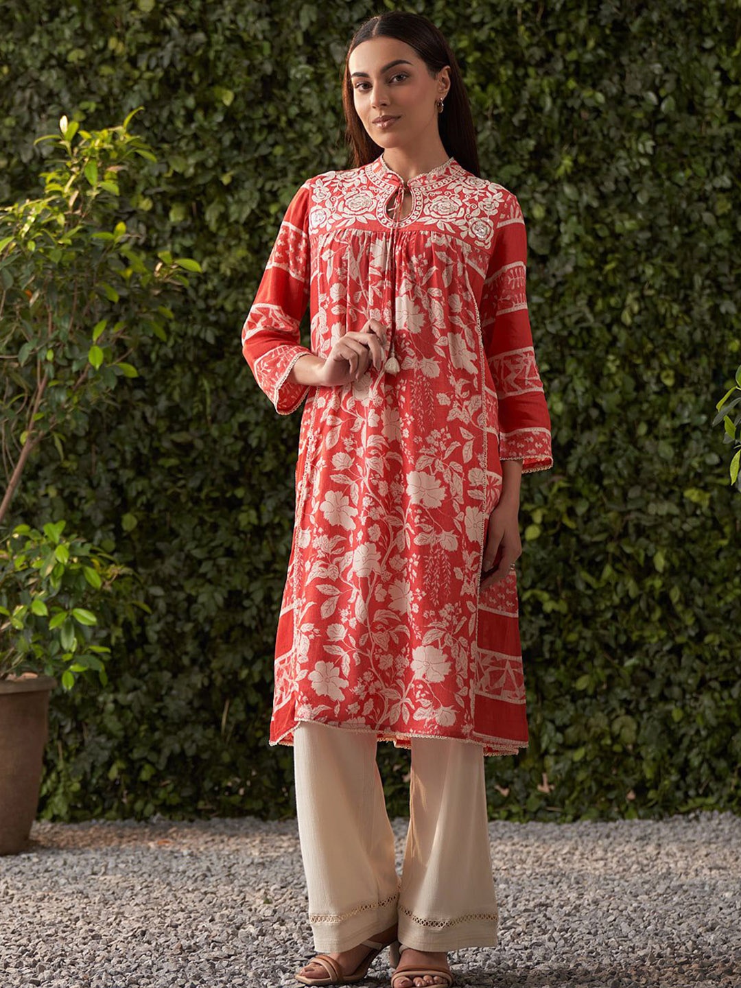 

Lakshita Women Floral Printed Thread Work Kurta, Red