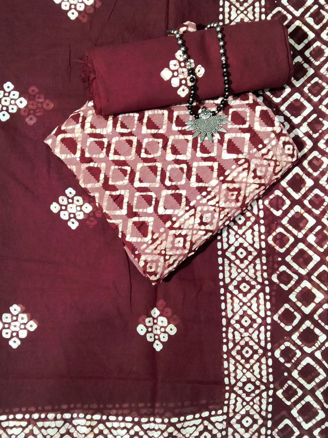 

Farooq Dyeing Printed Pure Cotton Unstitched Dress Material, Maroon