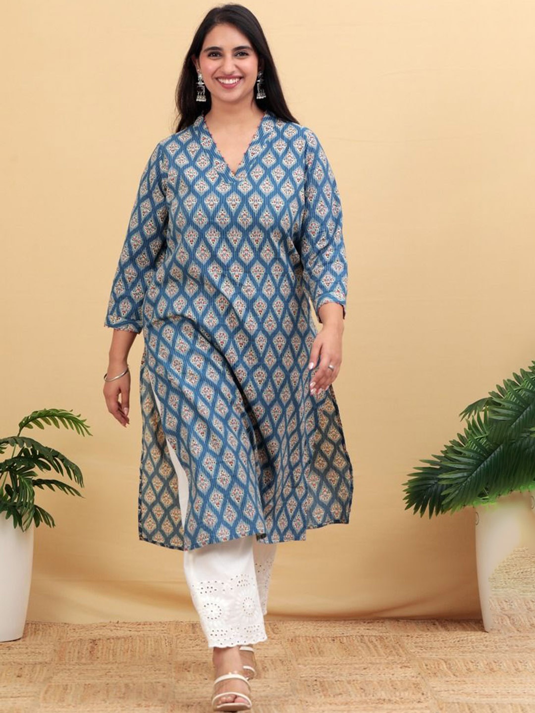 

Amaya Women Geometric Thread Work Kurta, Blue