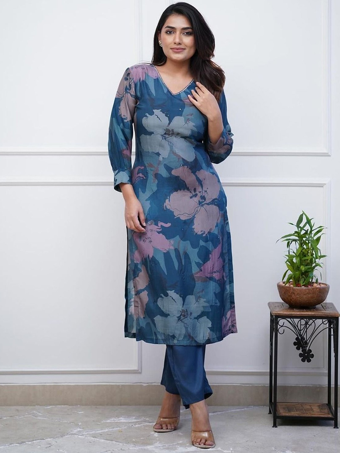

DIVASTRI Women Floral Printed Regular Kurta with Trousers, Turquoise blue
