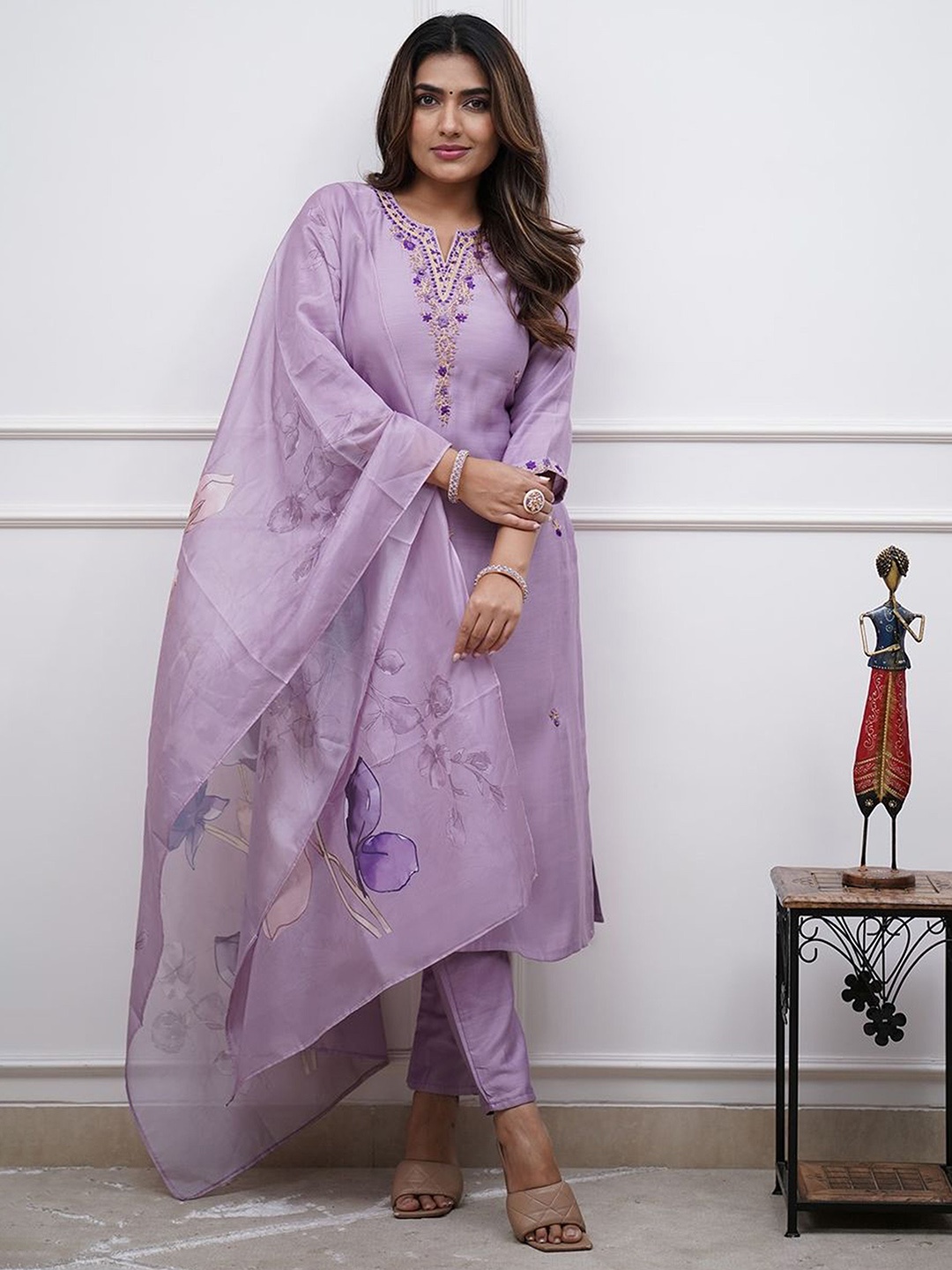 

Divyadham Textiles Women Paisley Embroidered Regular Thread Work Kurta with Pyjamas & With Dupatta, Lavender