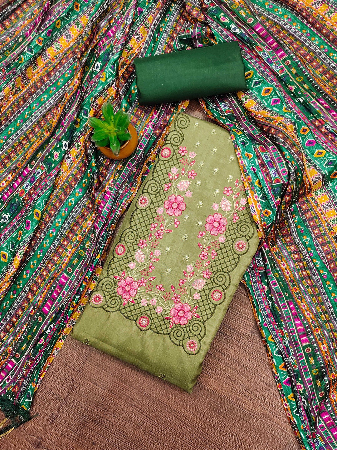 

SHADOW & SAINING Embroidered Unstitched Dress Material, Green