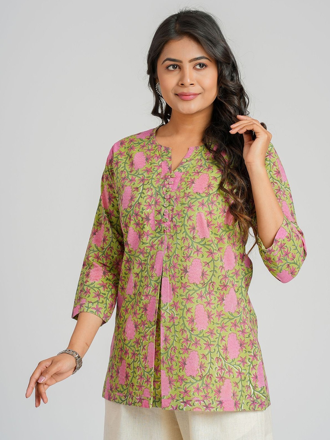 

Cotton Curio Cotton Block Printed V-Neck Short Top, Green