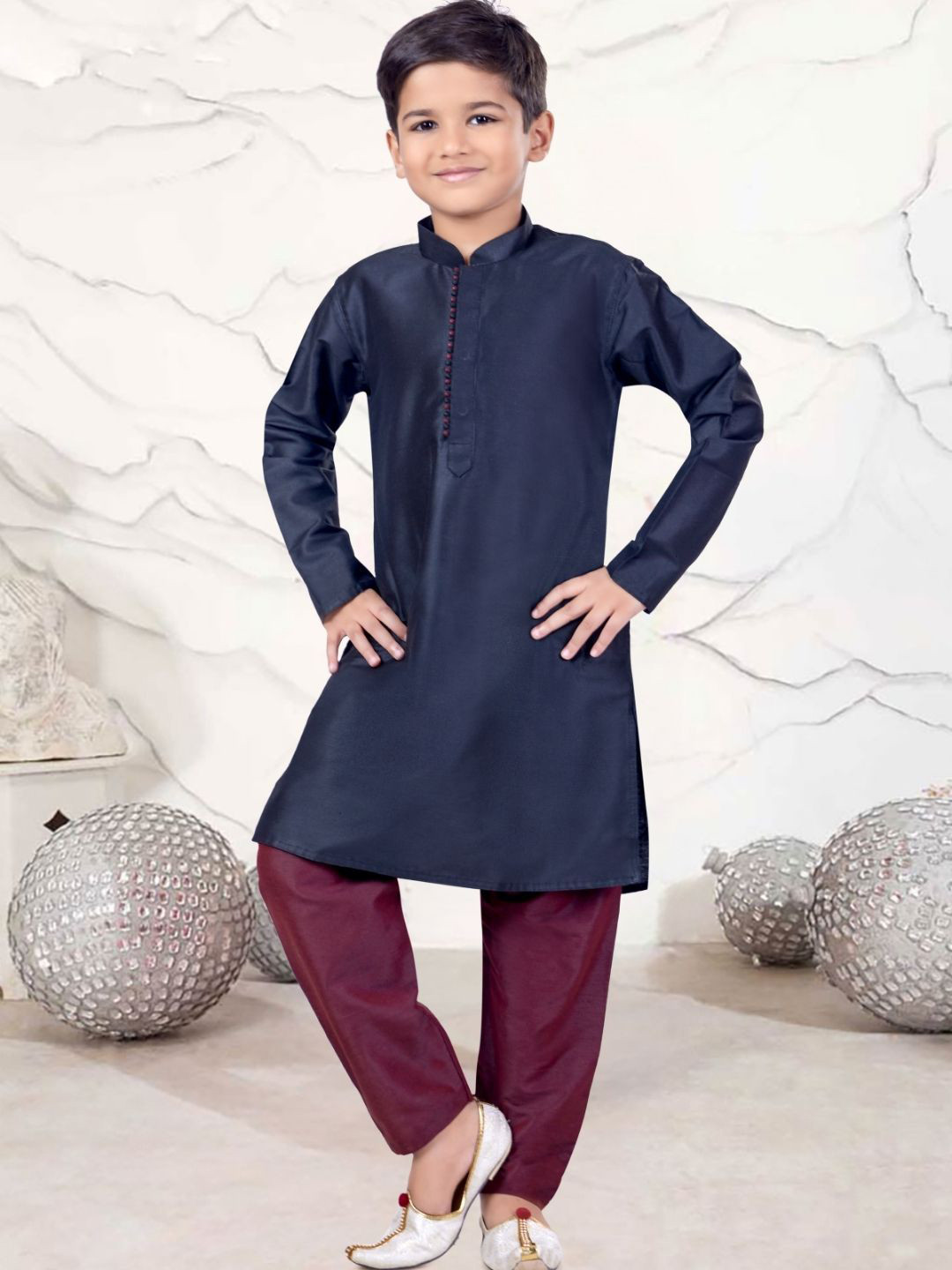 

Pehanaava Boys Yoke Design Thread Work Kurta, Black