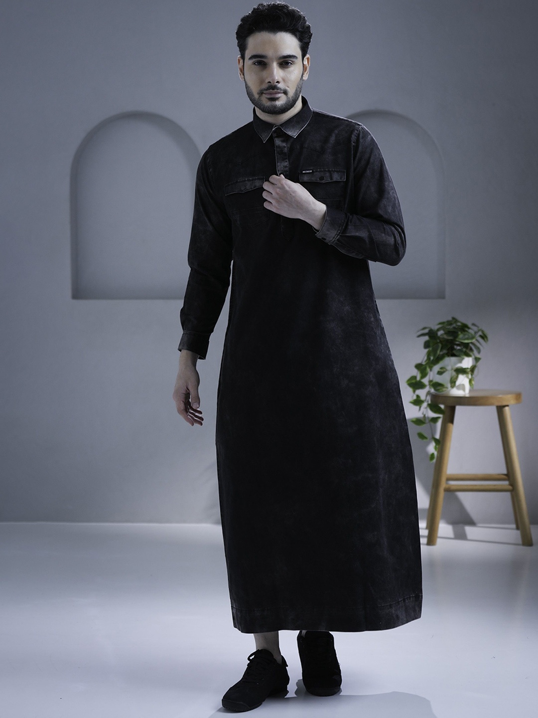 

MASHROO Men Thread Work Kurta, Black