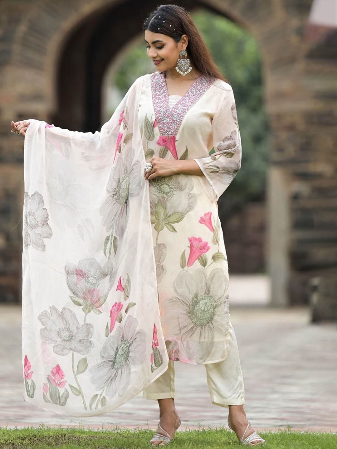 

Ekta Textiles Women Paisley Printed Regular Thread Work Kurti with Pyjamas & With Dupatta, White