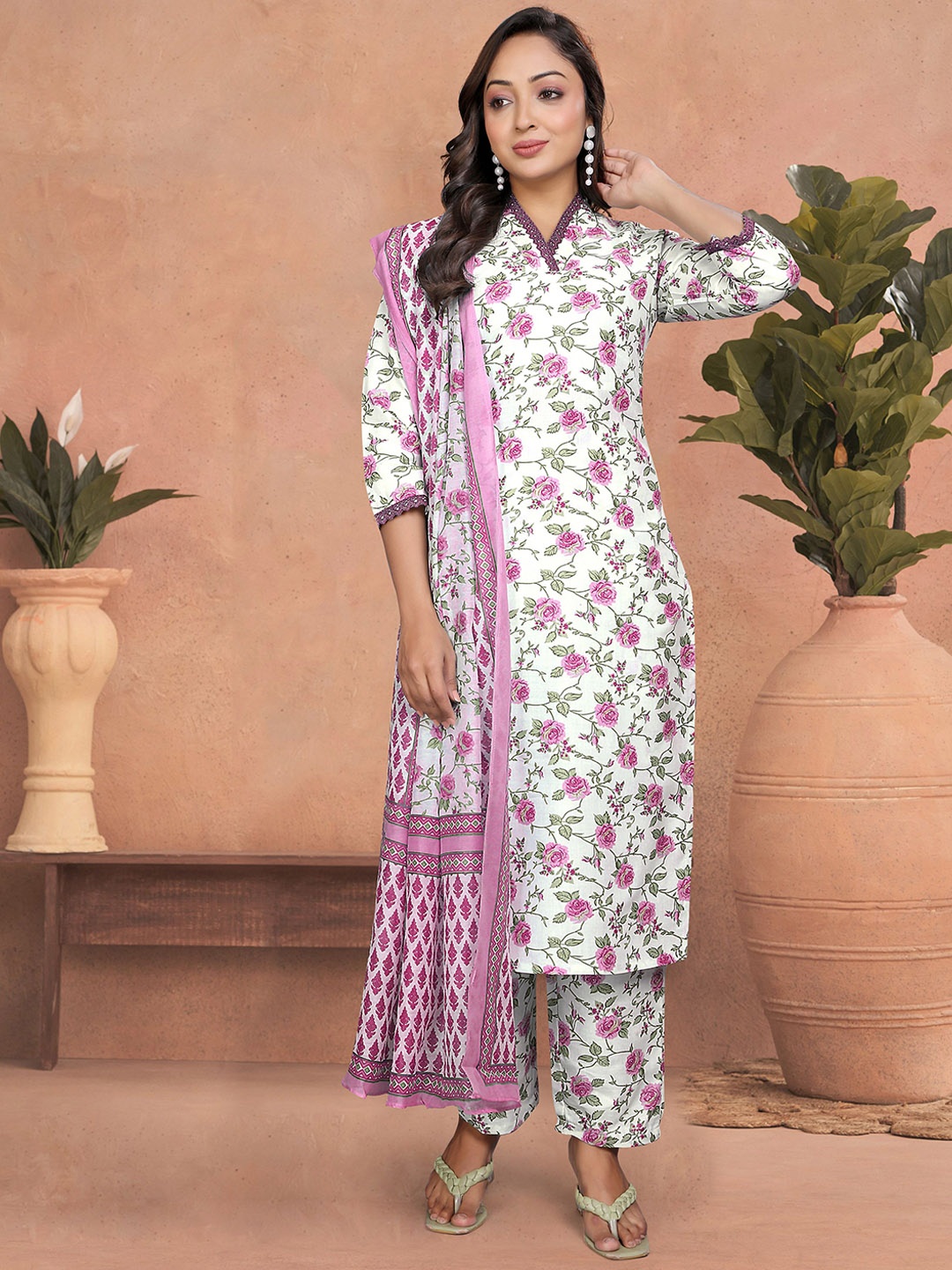 

Ekta Textiles Women Paisley Printed Regular Thread Work Kurta with Pyjamas & With Dupatta, Pink