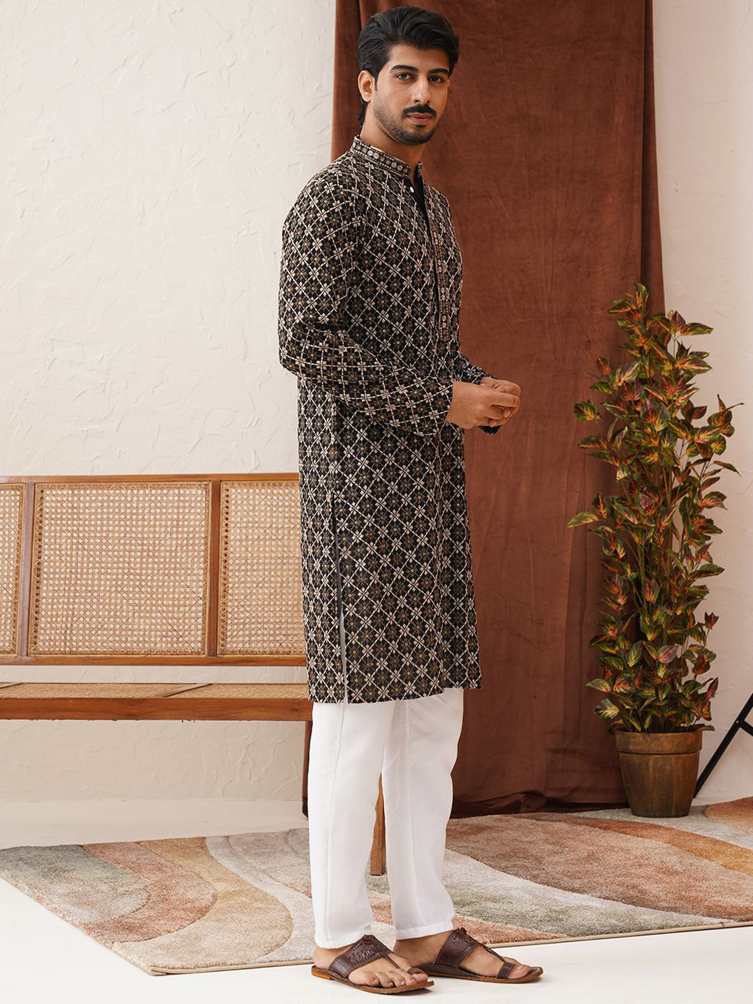 

Jompers Men Embroidered Regular Sequinned Kurta with Pyjamas, Black