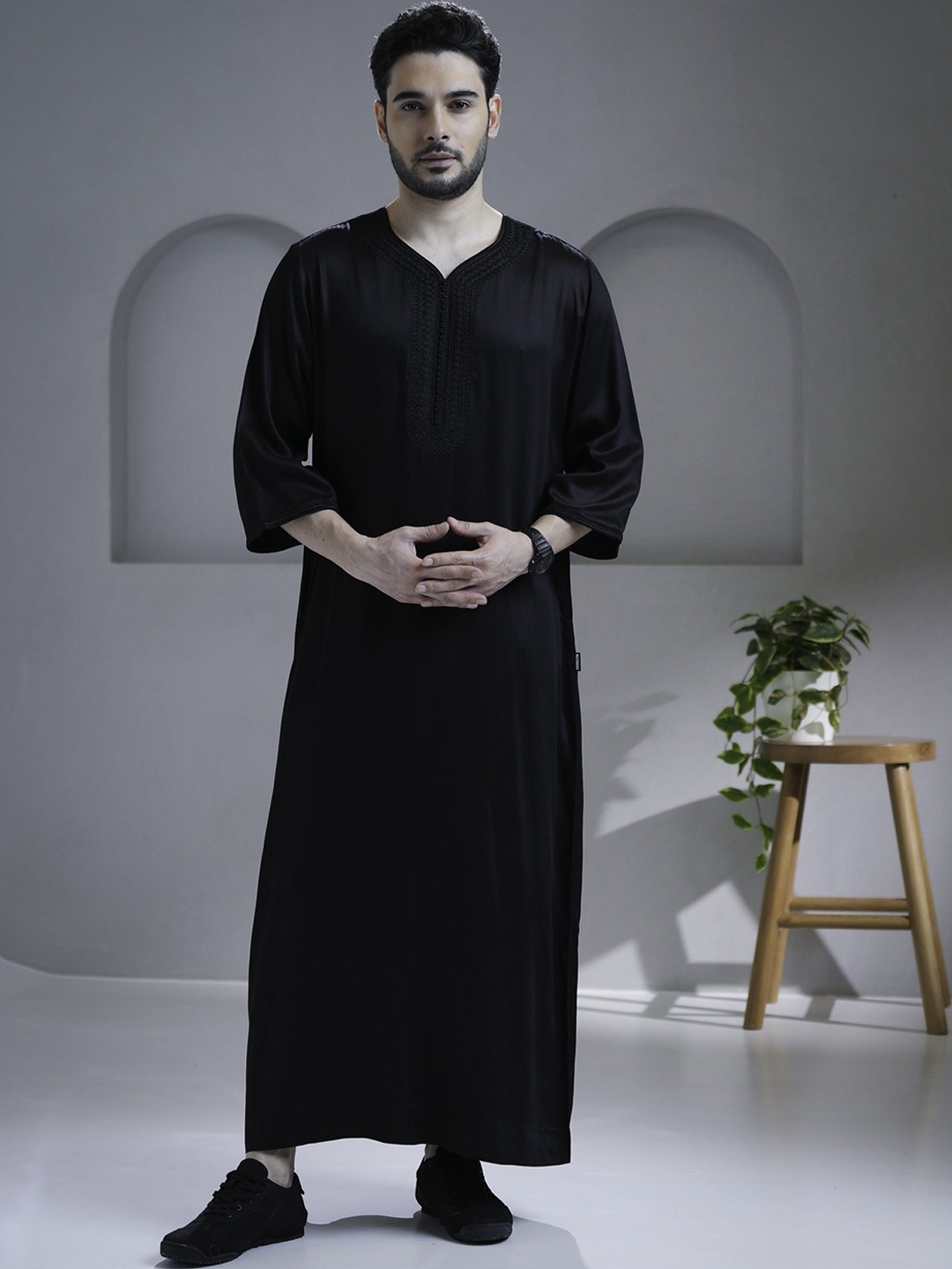 

MASHROO Men Thread Work Kurta, Black
