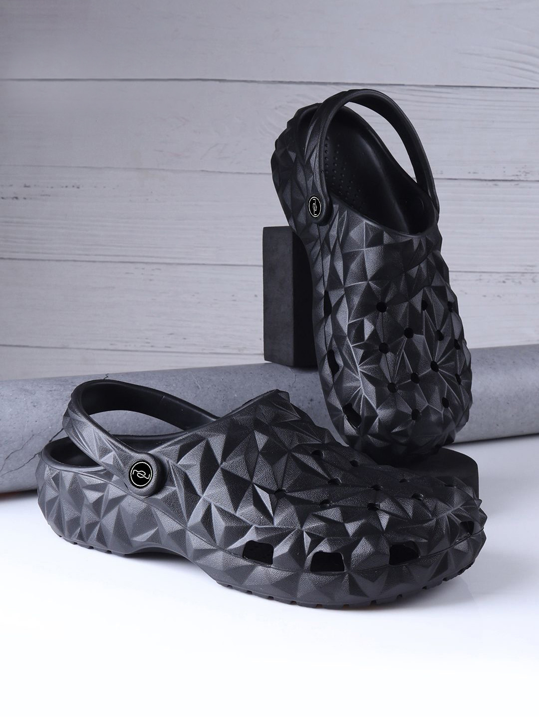 

TOE CANDY Men Black Clogs Flip Flops