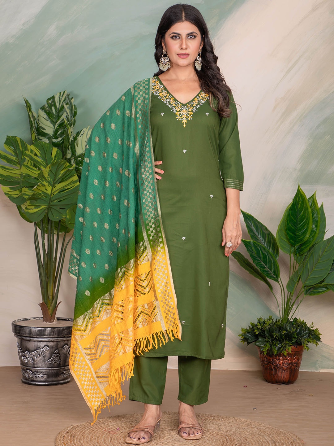 

Ekta Textiles Women Paisley Embroidered Regular Thread Work Kurti with Pyjamas & With Dupatta, Yellow