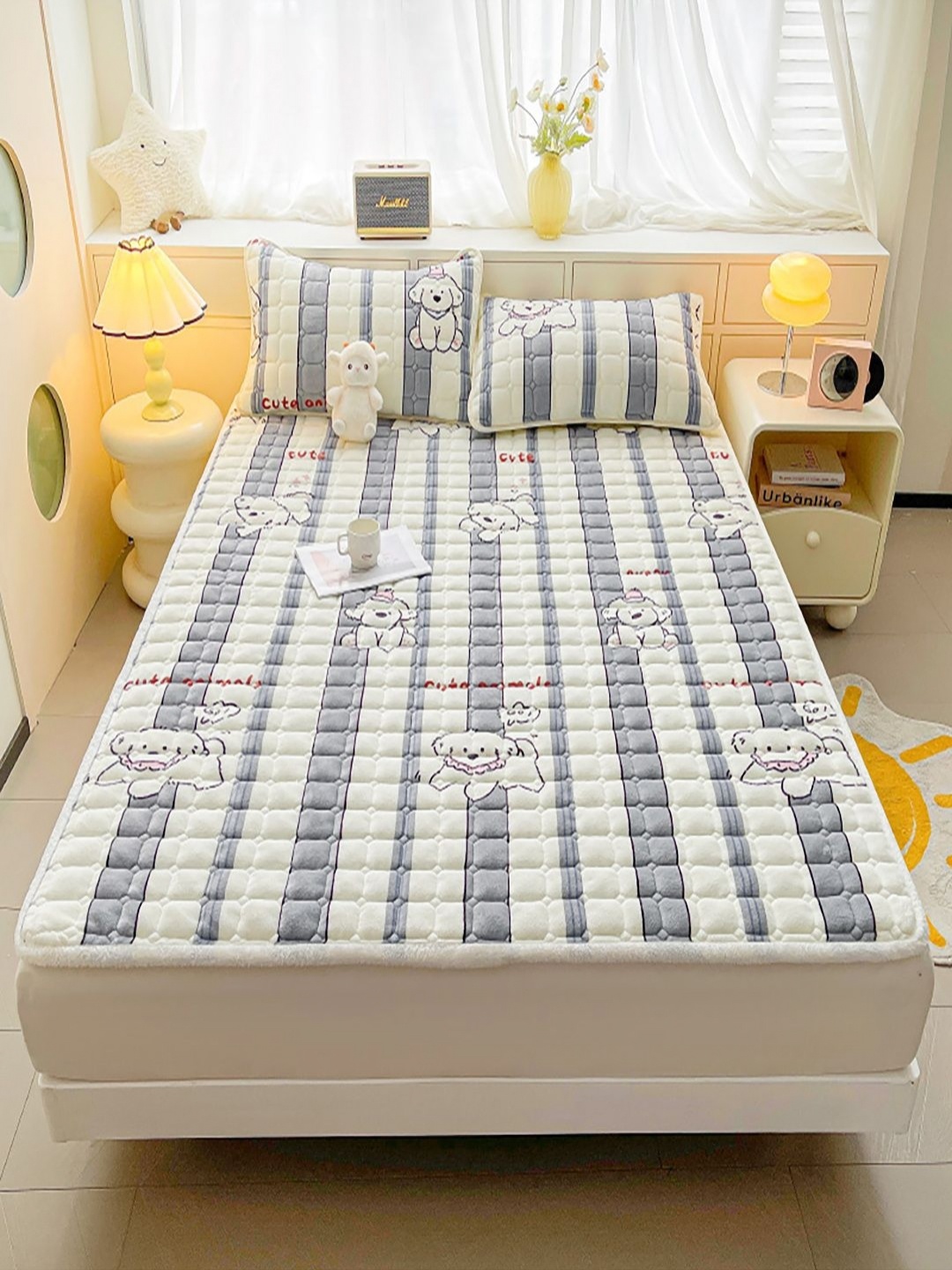 

JC HOME Grey & Off White Graphic 150 TC King Bedsheet with 2 Pillow Covers