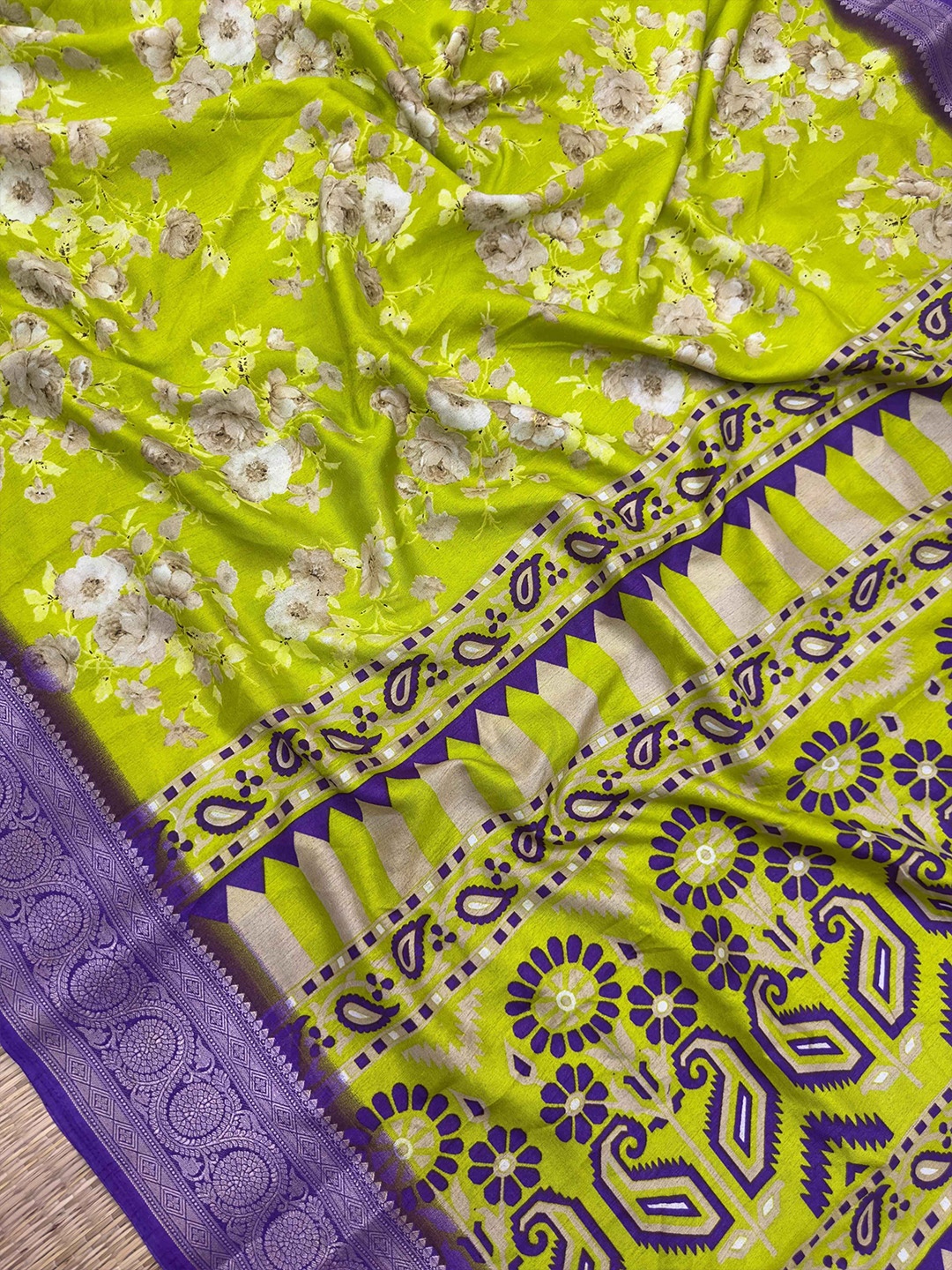 

SANJAR CREATION Woven Design Silk Blend Saree, Green