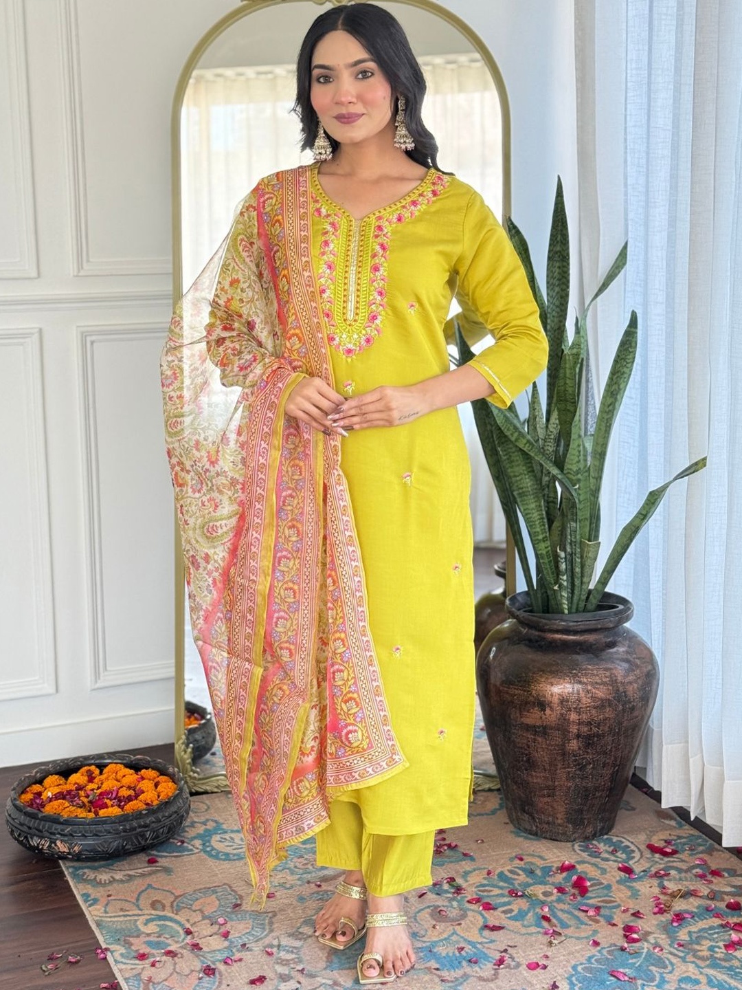 

Navlik Women Floral Embroidered Regular Thread Work Kurta with Trousers & With Dupatta, Green