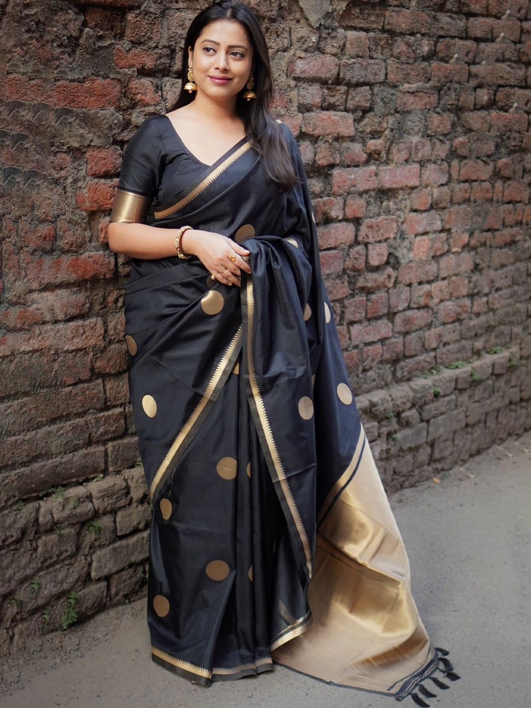 

LeeliPeeri Designer Woven Design Zari Silk Blend Saree, Black