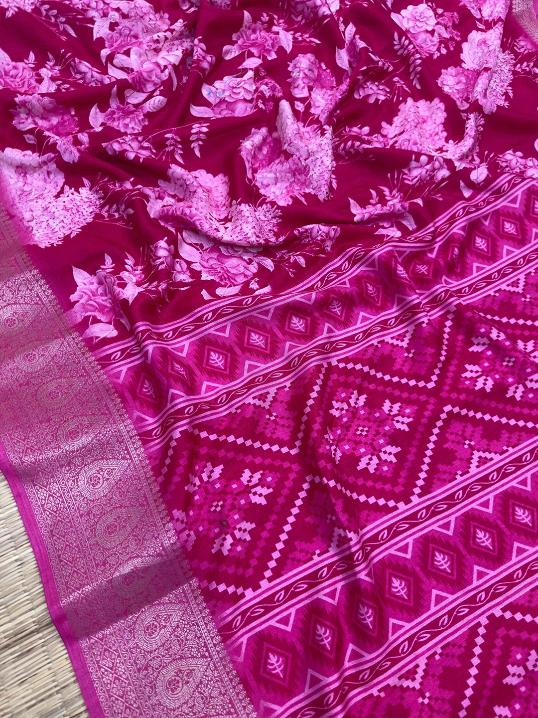 

SANJAR CREATION Floral Silk Blend Saree, Purple