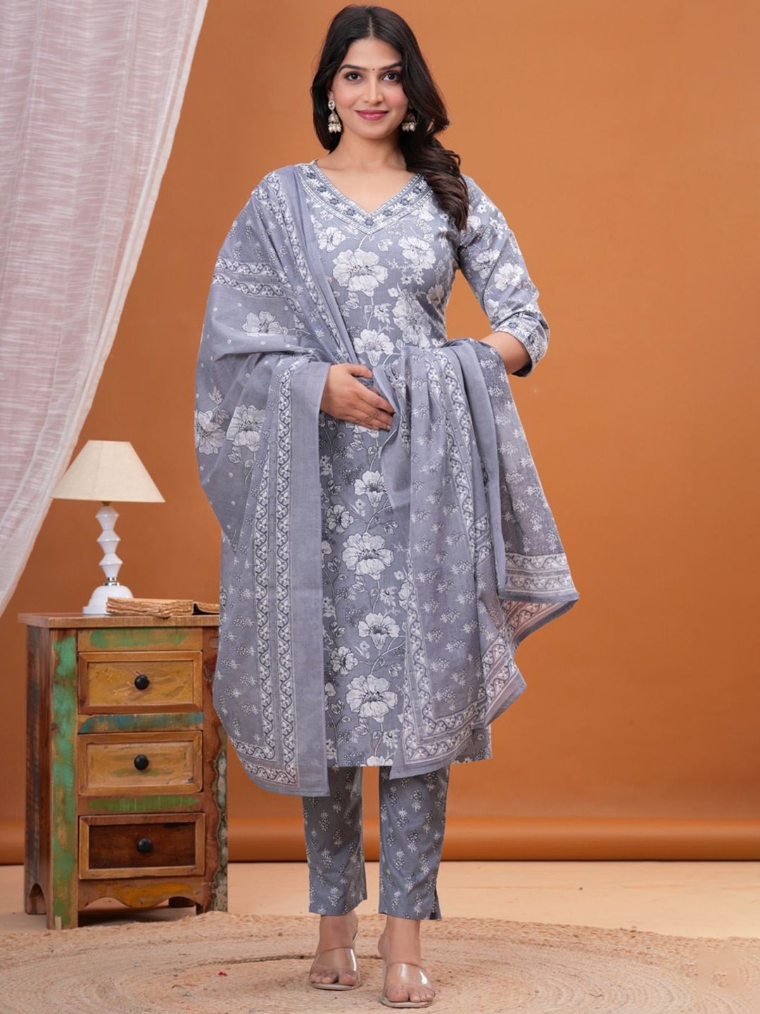 

UNISETS Women Floral Printed Regular Kurta with Pyjamas & With Dupatta, Grey