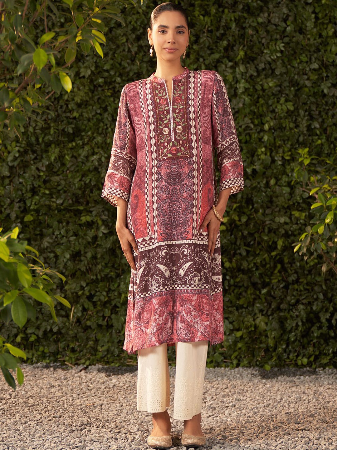 

Lakshita Women Paisley Printed Thread Work Kurta, Burgundy