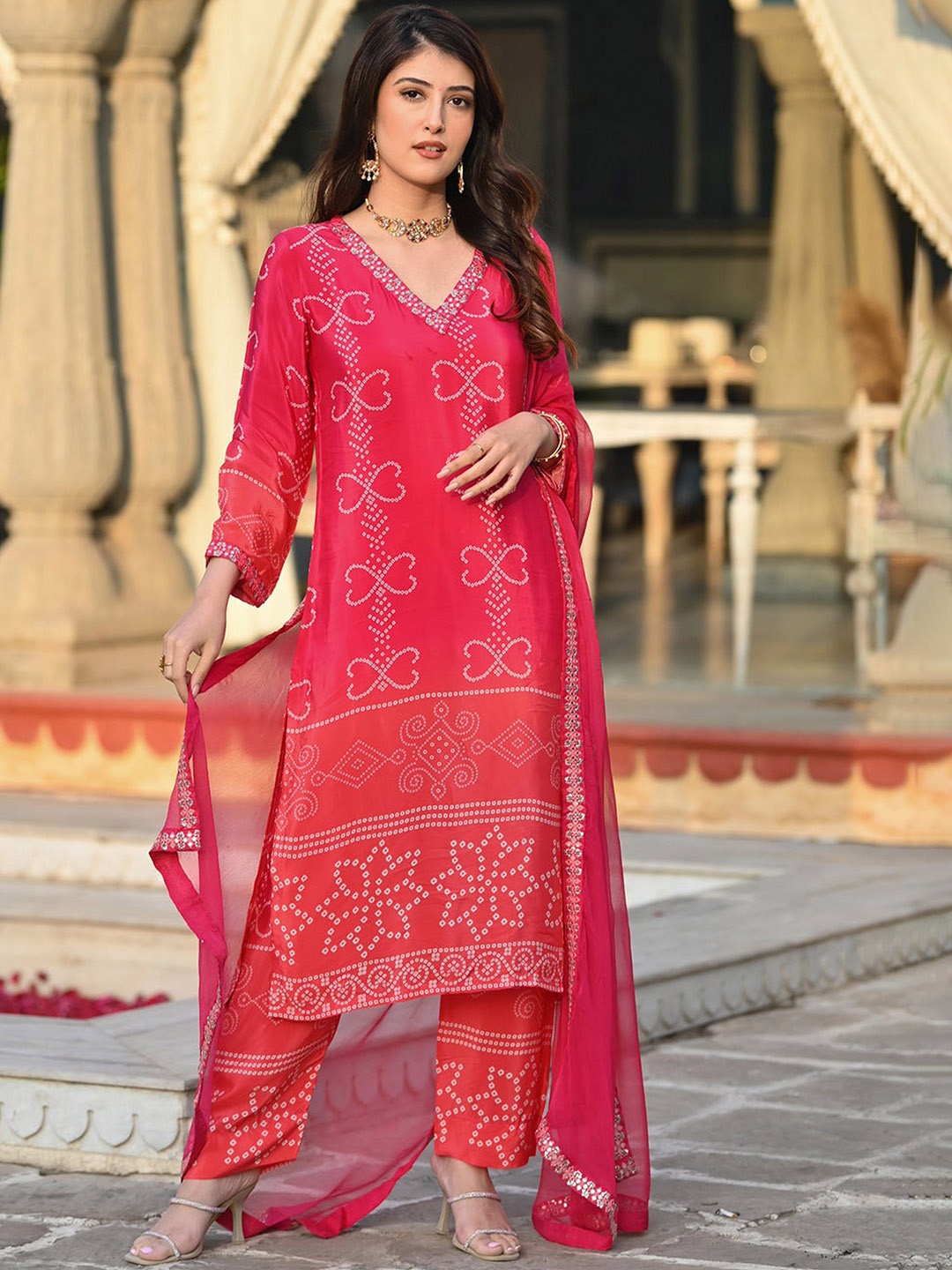 

Divyadham Textiles Women Paisley Embroidered Regular Thread Work Kurta with Pyjamas & With Dupatta, Pink