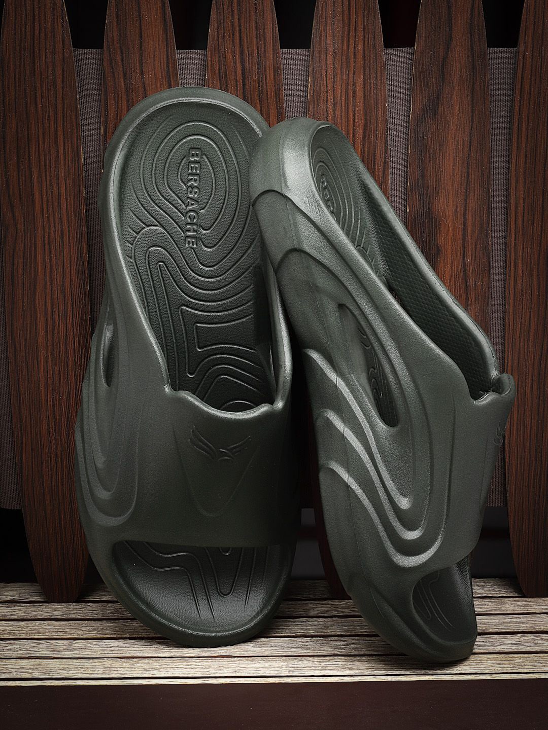 

BERSACHE Men Clogs, Green