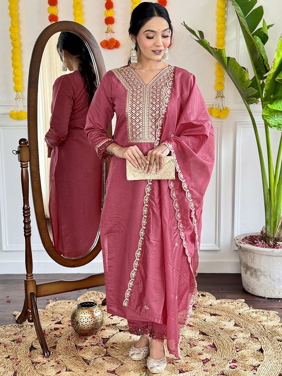 

Amrutam Fab Women Ethnic Motifs Embroidered Regular Thread Work Chanderi Silk Kurta with Trousers & With, Rose gold