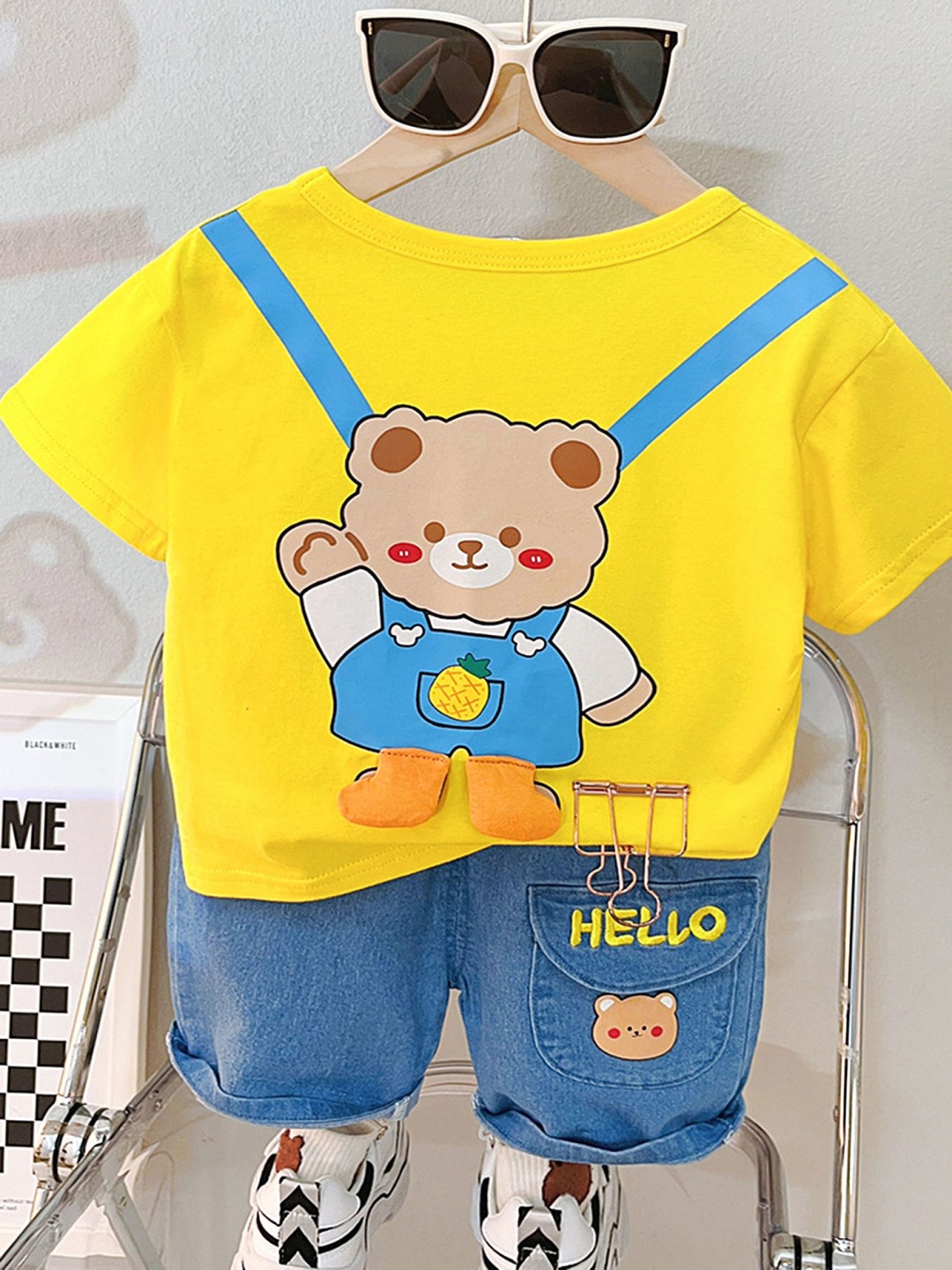 

LULU & SKY Unisex Kids Printed T-shirt with Shorts, Yellow