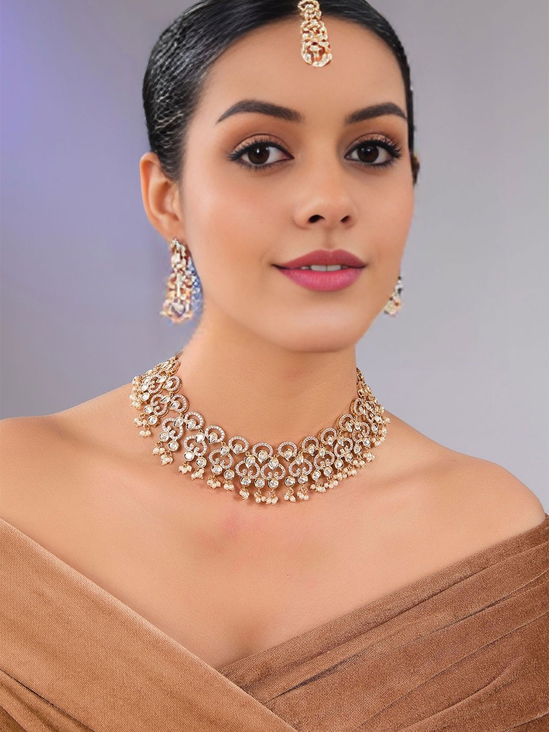 

AURAA TRENDS Gold Plated Stone Studded & Beaded Jewellery Set