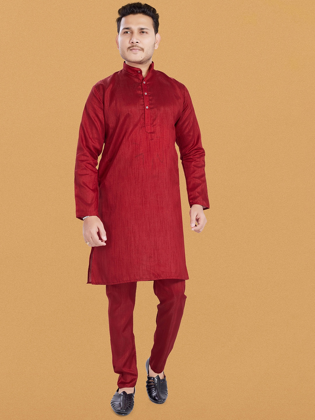 

DIVISIVE Men Regular Dupion Silk Kurta with Pyjamas, Maroon