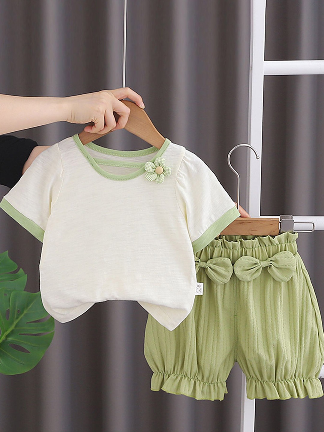 

LULU & SKY Girls T-shirt with Shorts, Beige