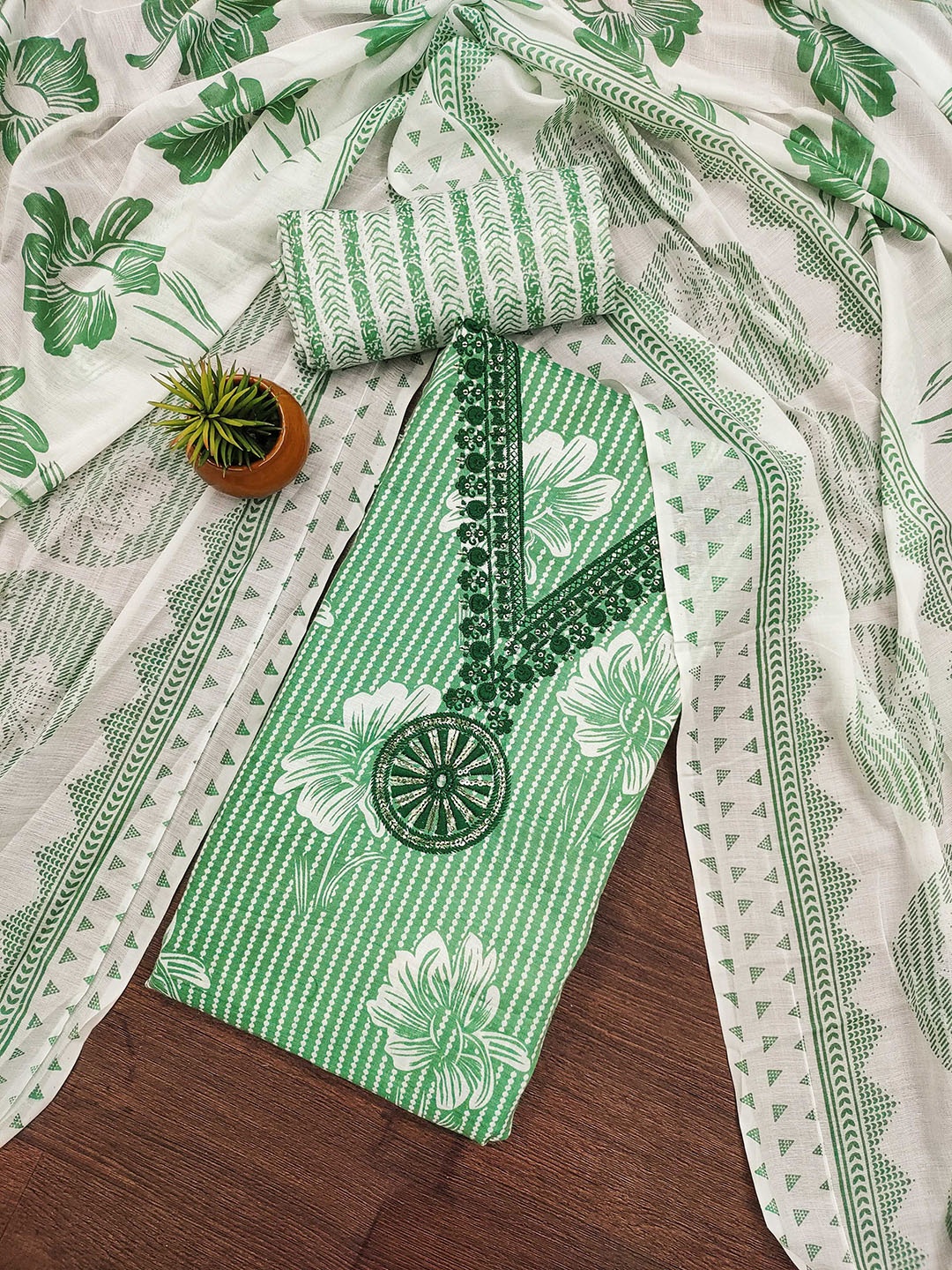 

SHADOW & SAINING Embroidered Pure Cotton Unstitched Dress Material, Green