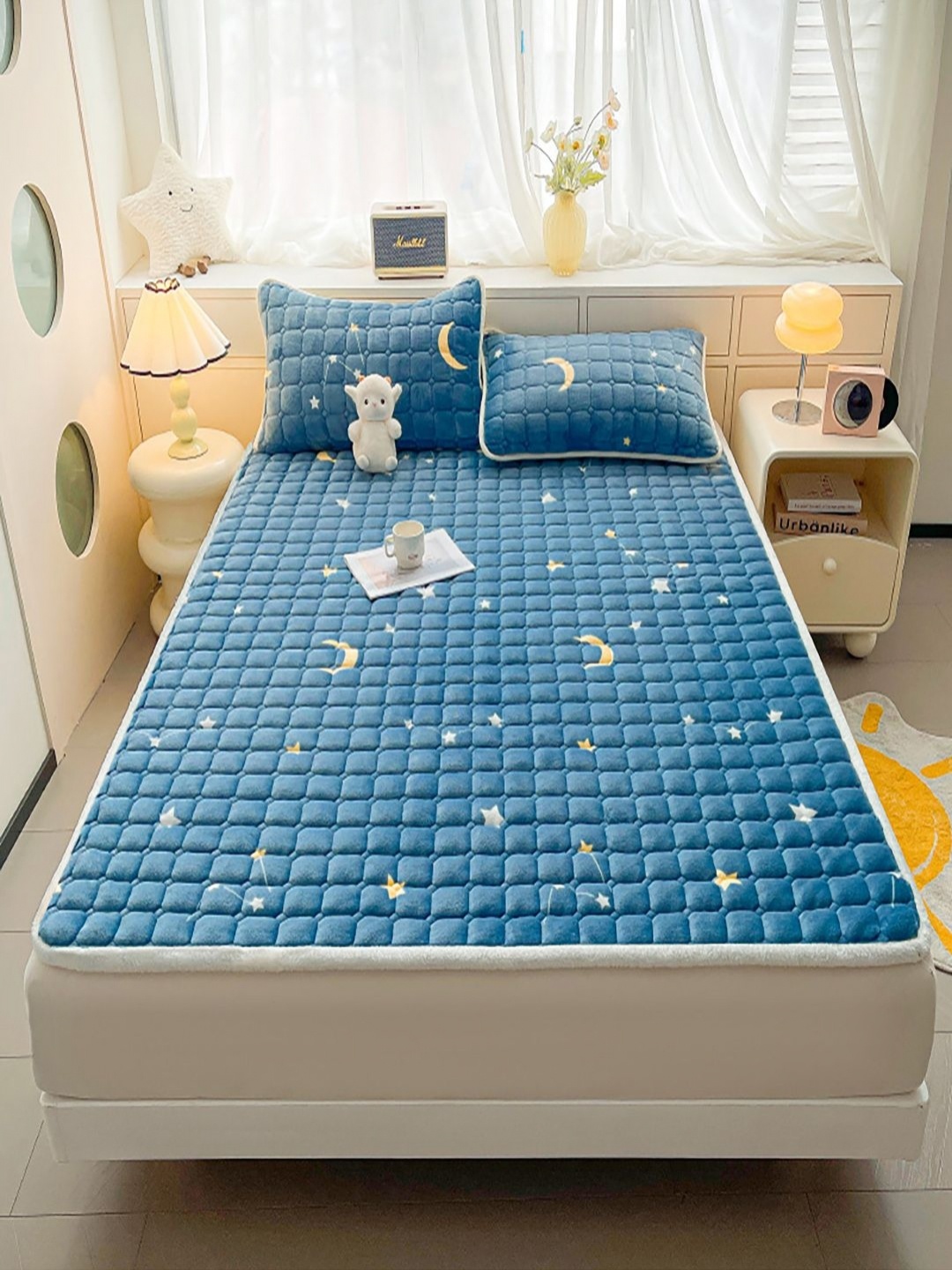 

JC HOME Navy Blue & White Geometric 150 TC Queen Bedsheet with 2 Pillow Covers