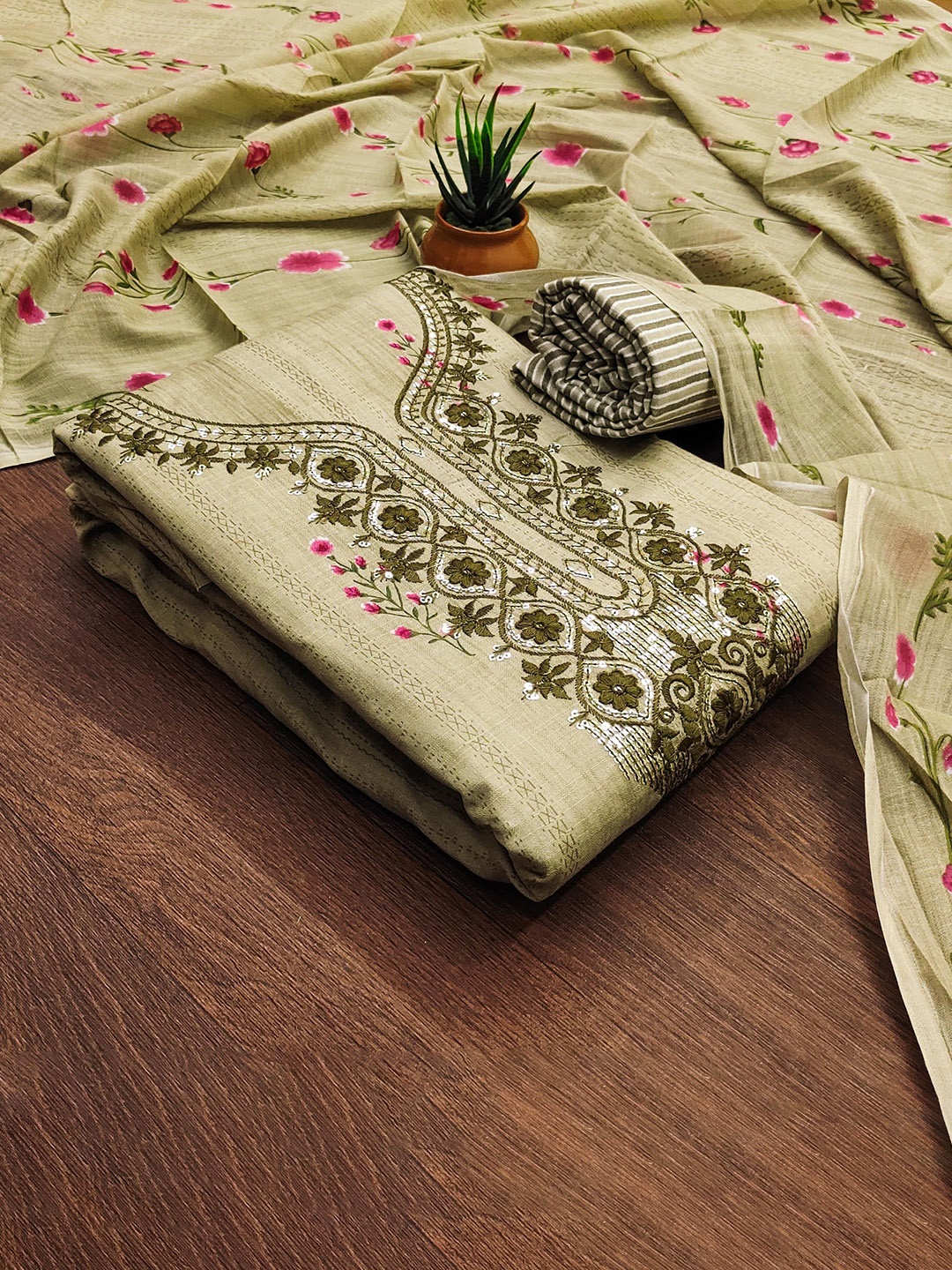 

SHADOW & SAINING Embroidered Pure Cotton Unstitched Dress Material, Green