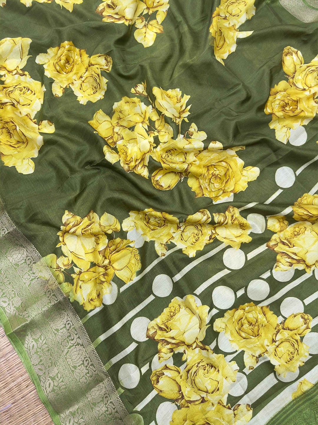 

SANJAR CREATION Floral Zari Silk Blend Saree, Green