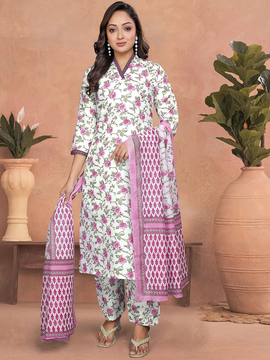 

Divyadham Textiles Women Paisley Printed Regular Thread Work Kurti with Pyjamas & With Dupatta, Pink