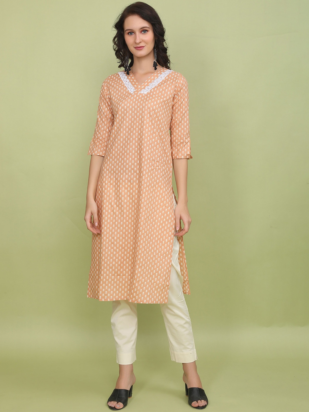 

BABRU Women Geometric Printed Thread Work Kurta, Peach