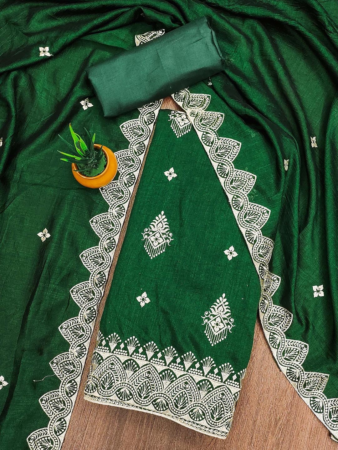 

SHADOW & SAINING Embroidered Unstitched Dress Material, Green
