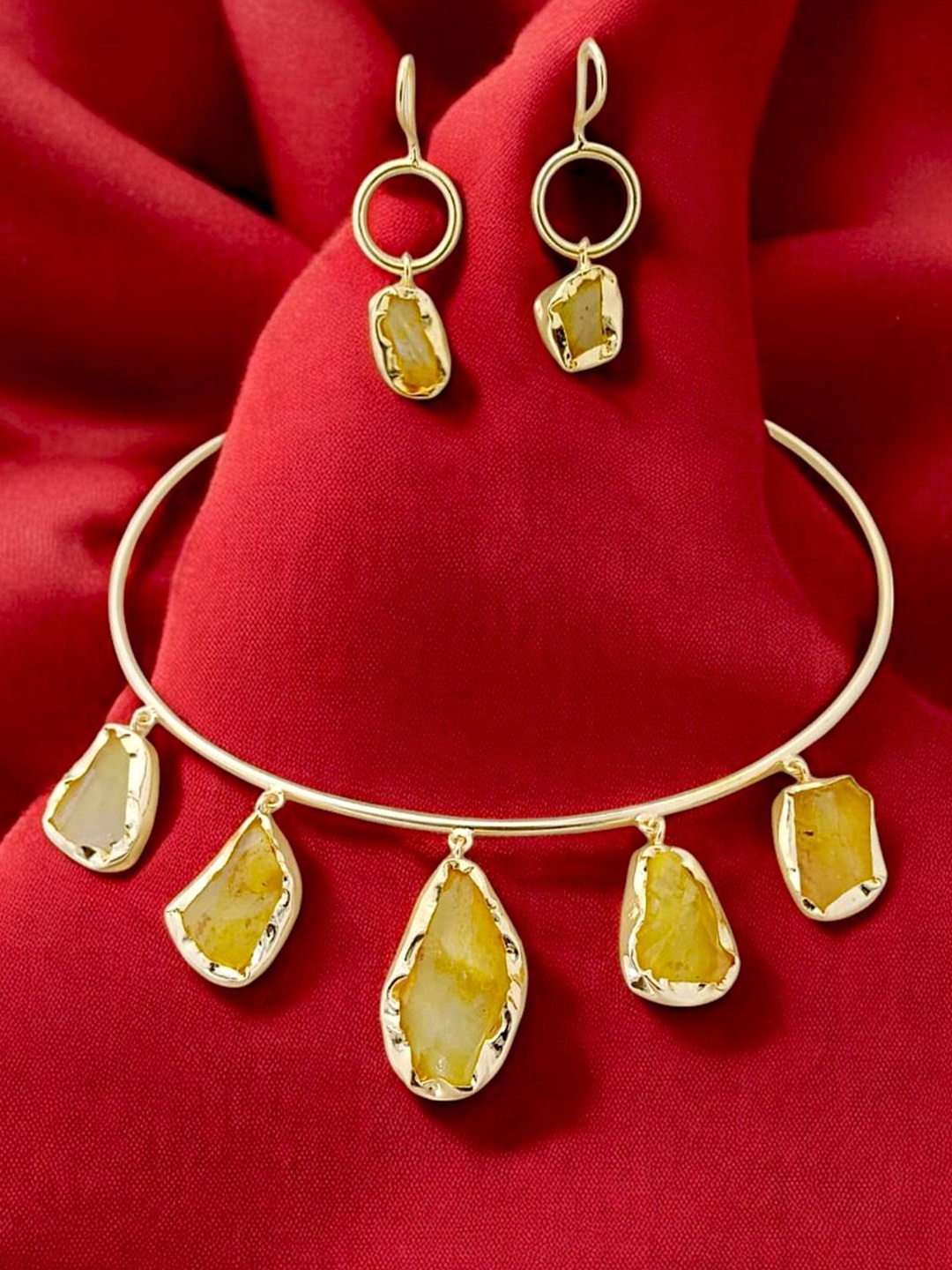 

TISHUL JEWELS Gold-Plated Stones Studded Jewellery Set