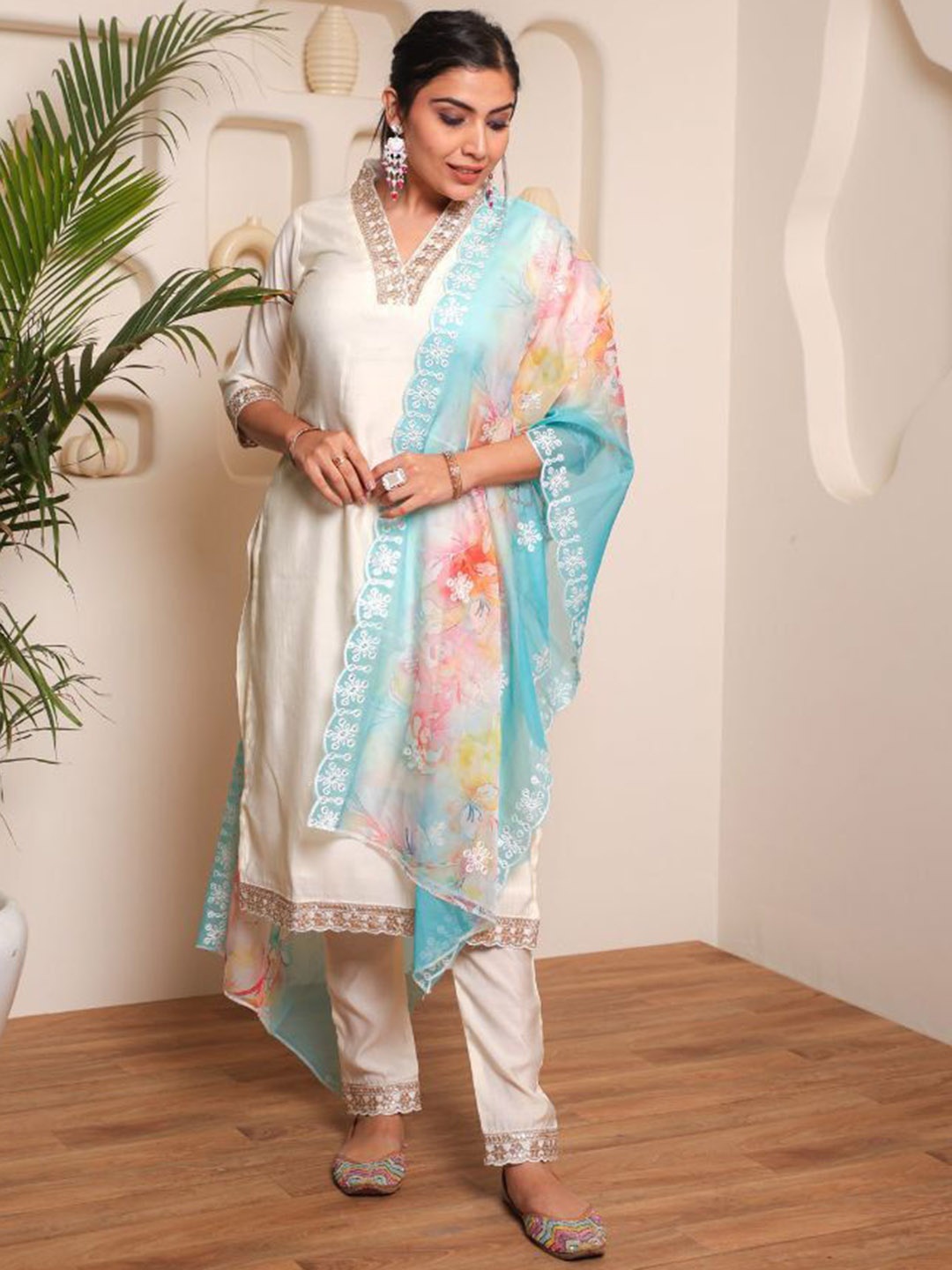 

Ekta Textiles Women Paisley Embroidered Regular Thread Work Chanderi Silk Kurta with Pyjamas & With Dupatta, Off white