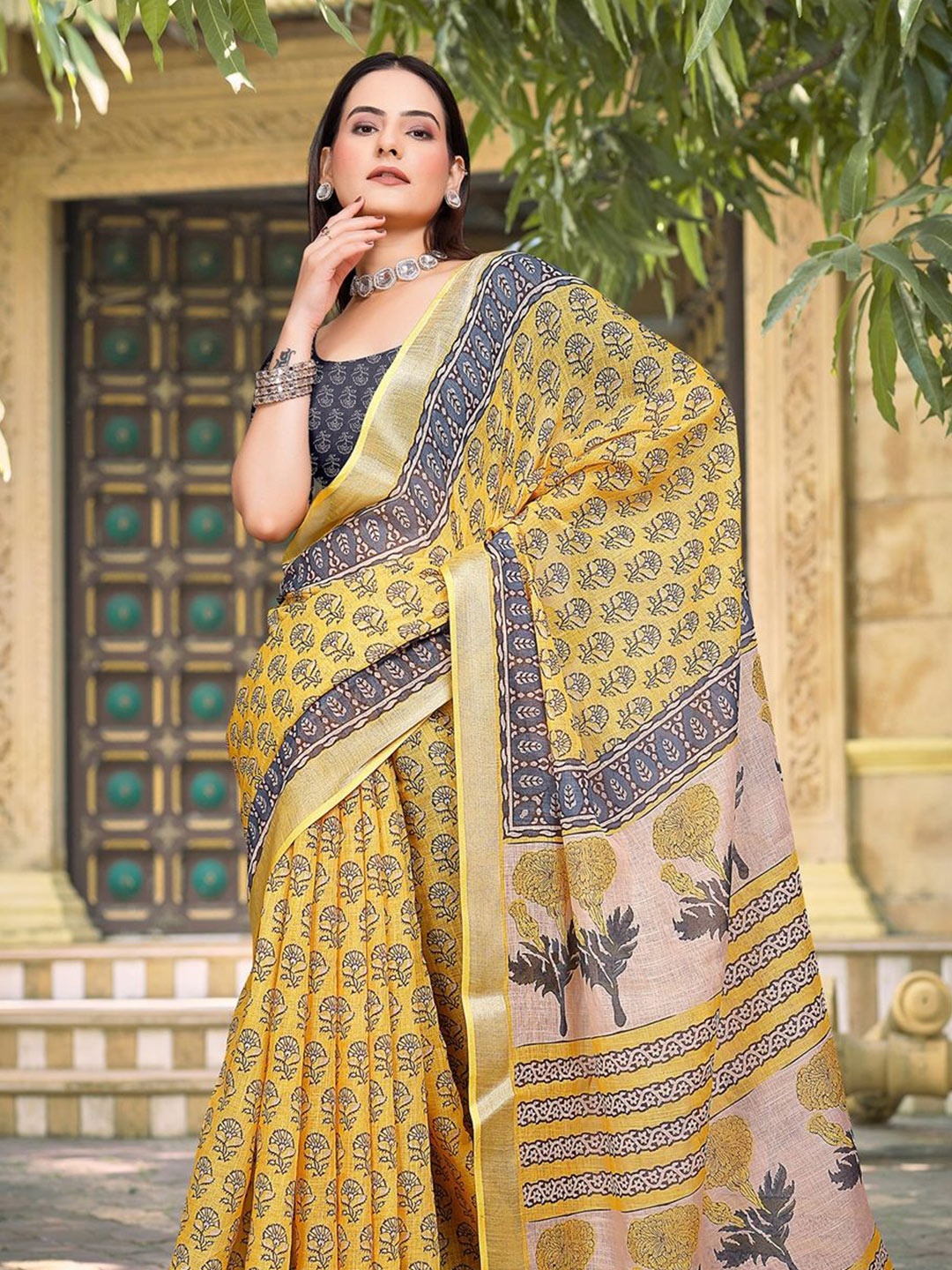 

Anouk Floral Zari Linen Blend Saree, Mustard