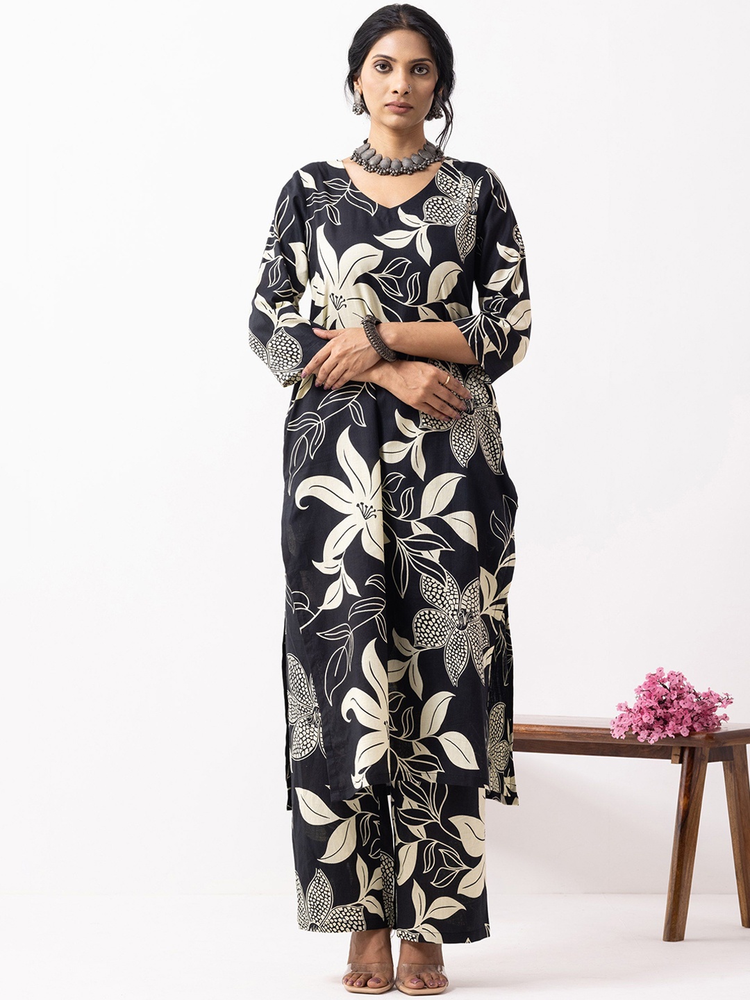 

THE INDIAN CAUSE Women Floral Printed Pure Cotton Kurta, Black