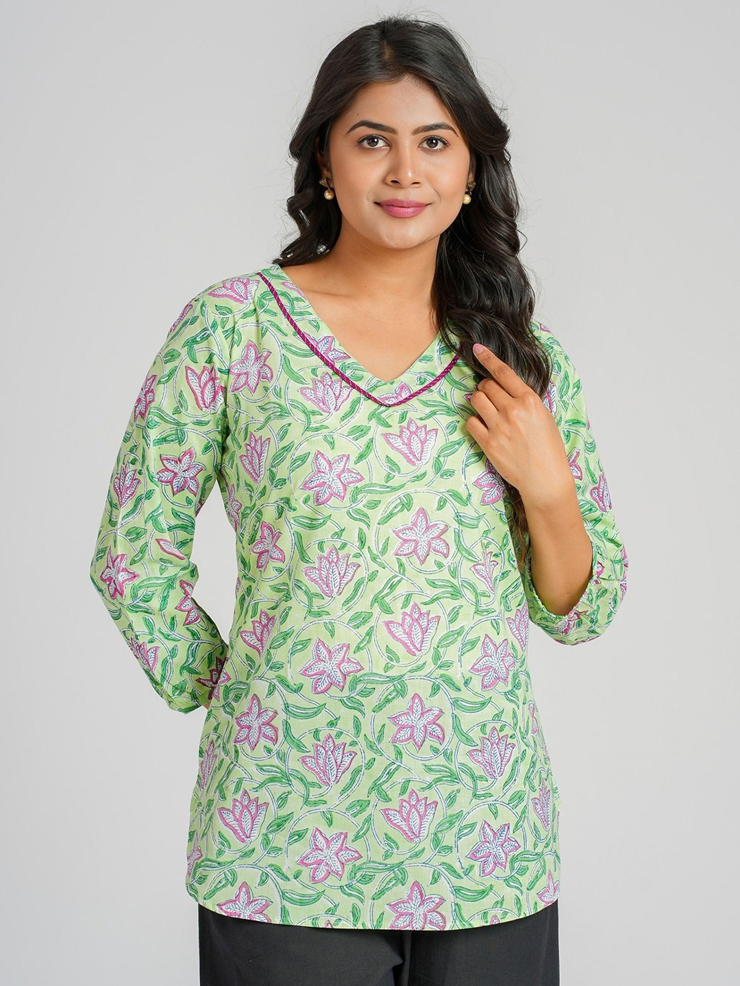 

Cotton Curio Floral Printed V-Neck Pure Cotton Kurti, Green