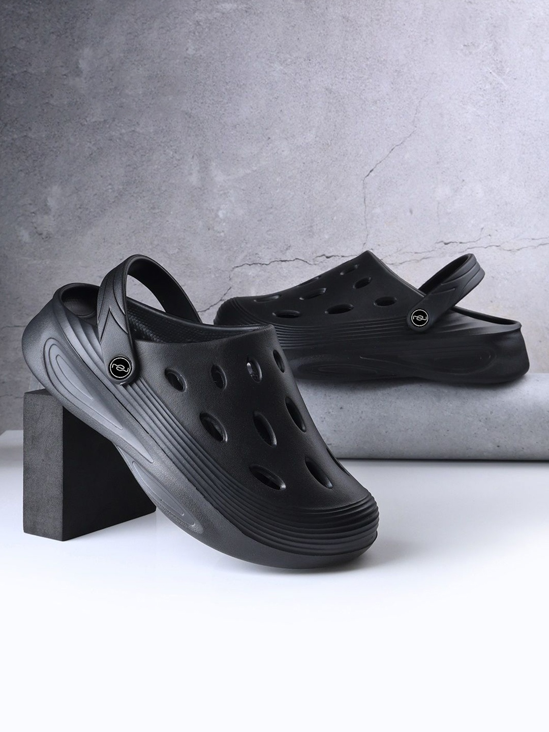 

TOE CANDY Men Rubber Clogs, Black