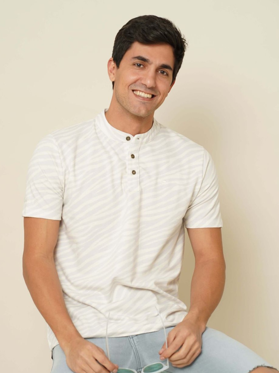 

Estilocus Men Floral Printed Henley Neck Pockets T-shirt, Grey
