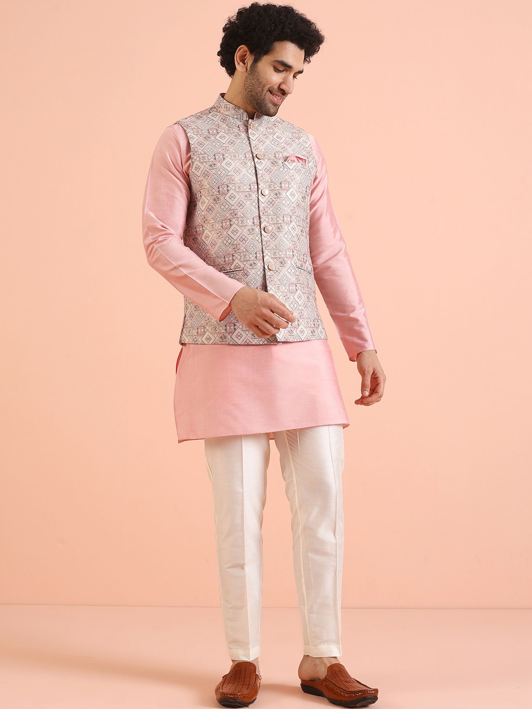 

KISAH Men Woven Design Geometric Mid Kurta Jacket with Trouser, Peach