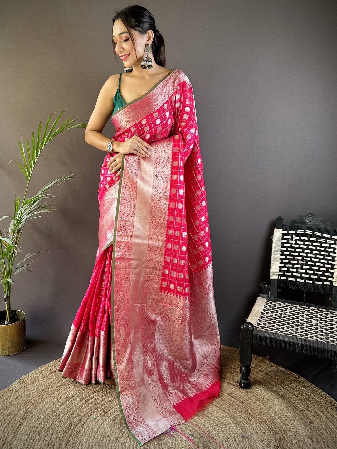 

LeeliPeeri Designer Checked Zari Silk Blend Saree, Pink